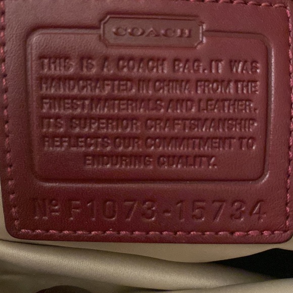 Burgundy-red patent leather Coach bag and wallet - Picture 9 of 10